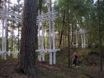 Two constructions are facing each other, linking the cutten spaces of the dykes ways visualy together.
Measures: ca. 3 x 3 x 3,5 m, Roof battens, chalk colour, branches from the site